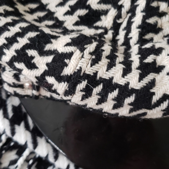 Bundle: AUGUST hat and D&Y scarf. ( only bundle of 3) - Picture 10 of 11